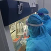 Kỹ thuật viên của Trung tâm Kiểm soát bệnh tật tỉnh Cao Bằng thực hiện xét nghiệm SARS-CoV-2 bằng phương pháp RT-PCR. (Ảnh: Chu Hiệu/TTXVN)