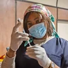 Nhân viên y tế chuẩn bị mũi tiêm phòng dịch COVID-19 tại East London, Nam Phi. (Ảnh: THX/TTXVN)