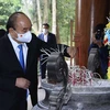 Chủ tịch nước Nguyễn Xuân Phúc dâng hương tại Khu di tích lịch sử Ngã ba Đồng Lộc. (Ảnh: Thống Nhất/TTXVN)