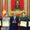 Hình ảnh Chủ tịch nước Nguyễn Xuân Phúc tiếp đại biểu Phụ nữ Quân đội