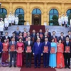 Chủ tịch nước Nguyễn Xuân Phúc với các đại sứ, trưởng cơ quan đại diện Việt Nam tại nước ngoài mới được phong hàm. (Ảnh: Thống Nhất/TTXVN)