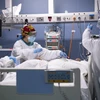 Nhân viên y tế điều trị cho bệnh nhân COVID-19 tại bệnh viện ở Barcelona, Tây Ban Nha. (Ảnh: AFP/TTXVN)