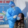 Nhân viên y tế lấy mẫu xét nghiệm tầm soát COVID-19 cho người dân thành phố Thanh Hóa. (Ảnh: Nguyễn Nam/TTXVN)