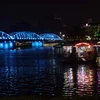 Thuyền rồng chở khách du lịch trên sông Hương về đêm. (Ảnh: Đỗ Trưởng/TTXVN)