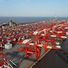 Hoạt động bốc xếp hàng hóa tại cảng ở Thượng Hải, Trung Quốc. (Ảnh: THX/TTXVN)