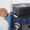 Mỹ cấp phép sử dụng khẩn cấp máy xét nghiệm COVID-19 bằng đường thở
