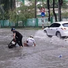 Bình Dương: Mưa lớn gây ngập đường, giao thông gặp khó khăn