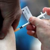 Tiêm vaccine ngừa COVID-19 cho người dân. (Ảnh: AFP/TTXVN)
