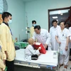 Thủ tướng Phạm Minh Chính thăm và tặng quà cho các bệnh nhi đang điều trị tại Bệnh viện Nhi Trung ương. (Ảnh: Dương Giang/TTXVN)