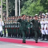 Thượng tướng Nguyễn Tân Cương và Trung tướng Khamliang Outhakaysone duyệt đội Danh dự QĐND Việt Nam. (Ảnh: Trọng Đức/TTXVN)