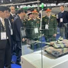Đoàn Bộ Quốc phòng Việt Nam tham quan Triển lãm Vũ khí Lục quân Eurosatory. (Ảnh: TTXVN)