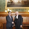 Chủ tịch Quốc hội Vương Đình Huệ và Chủ tịch Thượng viện Anh John Mcfall. (Ảnh: Doãn Tấn/TTXVN)