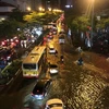 Mưa lớn gây ngập úng tại phố Đào Tấn, khiến các phương tiện lưu thông khó khăn. (Ảnh: Huy Hùng/TTXVN)