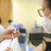 ​Tiêm vaccine ngừa COVID-19 cho người dân. (Ảnh: Minh Quyết/TTXVN)