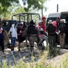 Mexico phát hiện gần 100 người nhập cư bị 'bỏ rơi' trên xe tải