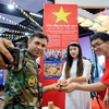 Bạn bè quốc tế trải nghiệm không gian văn hóa Việt Nam tại Army Games 