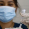 Nhân viên y tế chuẩn bị tiêm vaccine cho người dân. (Ảnh: Nam Sương/TTXVN)