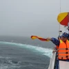 Cảnh sát biển hai nước luyện tập chung phương án tìm kiếm cứu nạn trên biển. (Ảnh: Minh Huệ/TTXVN)