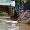 Thăm và tặng quà các hộ gia đình bị thiệt hại do mưa lũ tại Quảng Nam