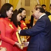 Chủ tịch nước Nguyễn Xuân Phúc tặng chân dung 'Chủ tịch Hồ Chí Minh' cho các đại biểu. (Ảnh: Thống Nhất/TTXVN)