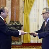 Chủ tịch nước Nguyễn Xuân Phúc tiếp nhận Quốc thư của Đại sứ El Salvador Ruben Omar Orozco Burgos. (Ảnh: Thống Nhất/TTXVN)