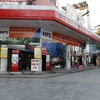 [Photo] Người dân thủ đô Hà Nội khó khăn khi mua xăng, dầu