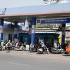 Nhiều người xếp hàng dài tại điểm bán xăng, dầu trên phố Trần Quang Khải chiều ngày 4/11/2022. Ảnh: Trần Việt/TTXVN)