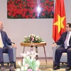 Thủ tướng Phạm Minh Chính tiếp ông Joost Vrancken Peeters, Chủ tịch Hiệp hội doanh nghiệp Hà Lan tại Việt Nam và lãnh đạo Phòng Thương mại Hà Lan- Việt Nam. (Ảnh: Dương Giang/TTXVN)