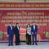 Trưởng Ban Tổ chức Trung ương Trương Thị Mai tặng quà cho chính quyền địa phương xã Kim Bôi, huyện Kim Bôi (Hòa Bình). (Ảnh: Vũ Hà/TTXVN)