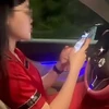 Xử phạt nữ tài xế buông 2 tay, 'dán mắt' vào điện thoại để quay TikTok