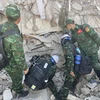 Lực lượng cứu hộ, cứu nạn Quân đội nhân dân Việt Nam sử dụng thiết bị và chó nghiệp vụ để tìm dấu vết các nạn nhân tại Antakya, thủ phủ tỉnh Hâty, Thổ Nhĩ Kỳ. (Ảnh: Hải Linh/TTXVN)