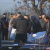 Chuyển thi thể nạn nhân thiệt mạng trong vụ chìm thuyền chở người di cư tại miền Nam Italy ngày 26/2/2023. Ảnh: AFP/TTXVN 