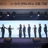 Nghi thức nhấn nút khai trương Văn phòng đại diện Tập đoàn Trung Nguyên Legend tại Hàn Quốc. (Ảnh: Khánh Vân/TTXVN)