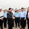 Thủ tướng Phạm Minh Chính kiểm tra tiến độ thực hiện Dự án đầu tư xây dựng mở rộng Cảng hàng không Điện Biên. (Ảnh: Dương Giang/TTXVN)