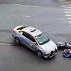 Rẽ sang đường bất cẩn, taxi đâm vào người đi xe máy giữa ngã ba