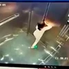 [Video] Bé gái kẹt trong thang máy chung cư cao cấp tại Hà Nội