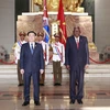 Chủ tịch Quốc hội Vương Đình Huệ và Chủ tịch Quốc hội Chính quyền Nhân dân nước Cộng hòa Cuba Esteban Lazo Hernandez chụp ảnh lưu niệm tại lễ đón. (Ảnh: Doãn Tấn/TTXVN)