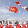[Photo] Quốc kỳ Việt Nam tung bay tại Lễ thượng cờ SEA Games 32