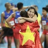 Niềm vui của Nguyễn Thị Huyền cùng đồng đội khi giành HCV nội dung 4x400m hỗn hợp. (Ảnh: Minh Quyết/TTXVN)