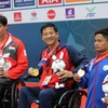 Nguyễn Hoàng Nhã (giữa) giành Huy chương Vàng nội dung bơi ngửa nam 100m hạng thương tật S7, phá kỷ lục. (Ảnh: Hoàng Minh/TTXVN)