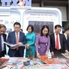 Các lãnh đạo Đảng, Nhà nước thăm gian hàng Thông tấn xã Việt Nam tại Hội báo toàn quốc năm 2023. (Ảnh: Minh Quyết/TTXVN)