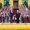 Tổng Bí thư Nguyễn Phú Trọng và Tổng thống Hoa Kỳ Joe Biden trên bục danh dự, thực hiện nghi thức chào cờ. (Ảnh: Trí Dũng/TTXVN)