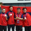 Phạm Quang Huy (thứ 2 từ trái qua) ăn mừng chiến thắng cùng các đồng đội và chuyên gia Park Chung Gun. (Ảnh: TTXVN phát) 