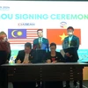 Chủ tịch Hội hữu nghị Malaysia-Việt Nam, Trần Thị Chang (bên trái) ký MoU với Chủ tịch ACCI. (Ảnh: Hằng Linh/TTXVN)