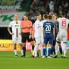 Trận đấu giữa Augsburg và Hoffenheim tạm dừng sau khi có người bị thương do nổ pháo hoa. (Nguồn: Getty Images)