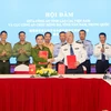 Công an tỉnh Lào Cai và Cục Công an châu Hồng Hà, tỉnh Vân Nam (Trung Quốc) ký Biên bản ghi nhớ. (Nguồn: Báo Công an Nhân dân)