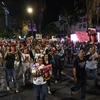 Người biểu tình tập trung tại thành phố ven biển Tel Aviv, kêu gọi Chính phủ lựa chọn giải pháp hòa bình cho xung đột ngày càng leo thang. (Ảnh: AFP/TTXVN)