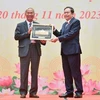 Phó Chủ tịch Thường trực Quốc hội Trần Thanh Mẫn tặng quà lưu niệm Hội Di sản Văn hóa Việt Nam. (Ảnh: TTXVN)