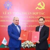 Trưởng Ban Đối ngoại Trung ương Lê Hoài Trung và Phó Chủ tịch Đảng Azerbaijan Mới Tahir Budagov trao bản thoả thuận hợp tác giữa hai Đảng. (Ảnh: Phương Hoa/TTXVN)