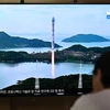 Người dân theo dõi bản tin về vụ phóng vệ tinh của Triều Tiên qua truyền hình ở Seoul, Hàn Quốc ngày 24/8. (Ảnh: AFP/TTXVN)